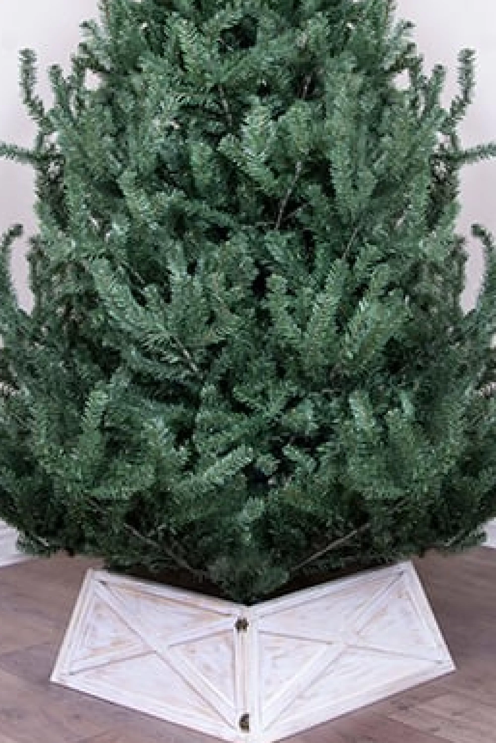 New Christmas Tree World Large Wooden Trapezoid Christmas Tree Skirt (Fits 6Ft-9Ft Trees - 3 Colours Available)